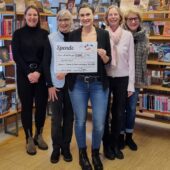 S. Jäger übergibt den Spendenscheck an A. Kinzel, E Lehbrink, J. Csanyi und M. Peters.