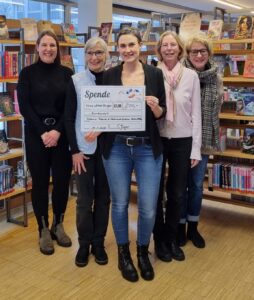 S. Jäger übergibt den Spendenscheck an A. Kinzel, E Lehbrink, J. Csanyi und M. Peters.